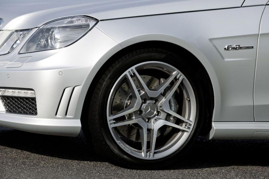  Mercedes-Benz E63 AMG Wagon 2011 года  (фото 2 из 11)